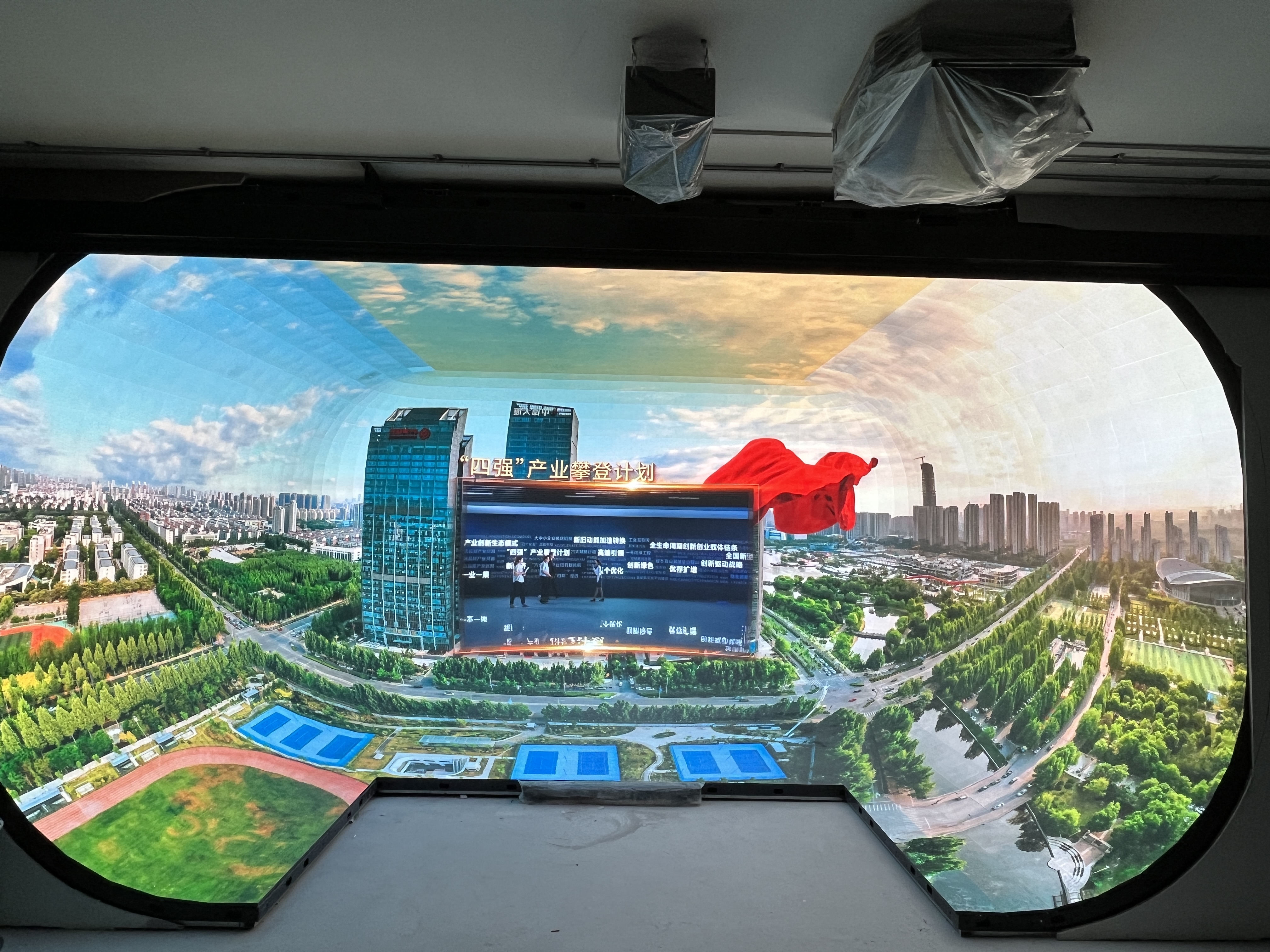 青岛英德隆大厦 P4 常规 + 异形模组 LED 高清显示项目